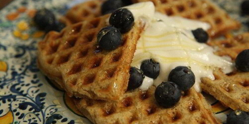 Рецепт вафель с ягодами, медом и взбитыми сливками