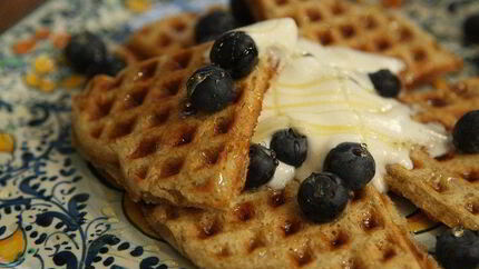 Вафли с ягодами, медом и взбитыми сливками