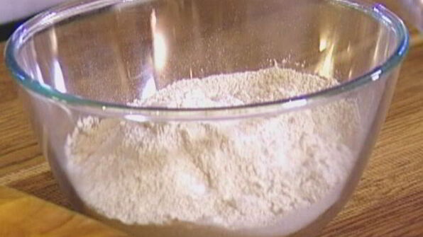 вафли с ягодами, медом и взбитыми сливками