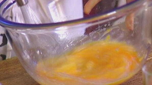 вафли с ягодами, медом и взбитыми сливками