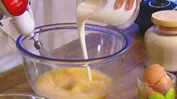 вафли с ягодами, медом и взбитыми сливками