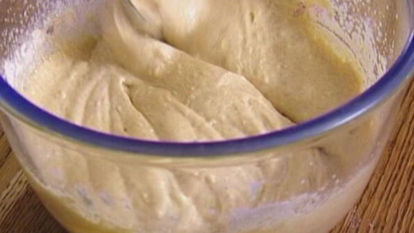 вафли с ягодами, медом и взбитыми сливками