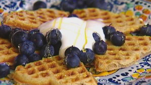 вафли с ягодами, медом и взбитыми сливками