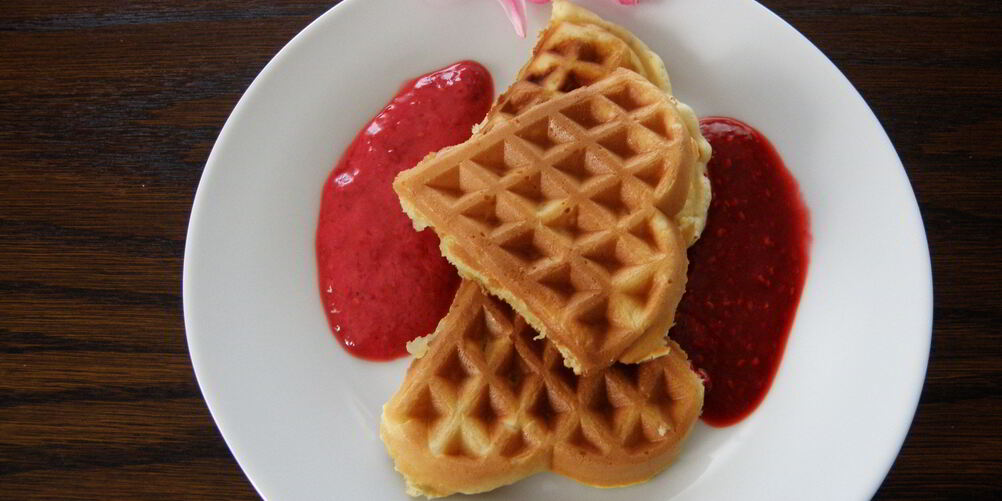 Рецепт яблочных вафель с малиновым соусом