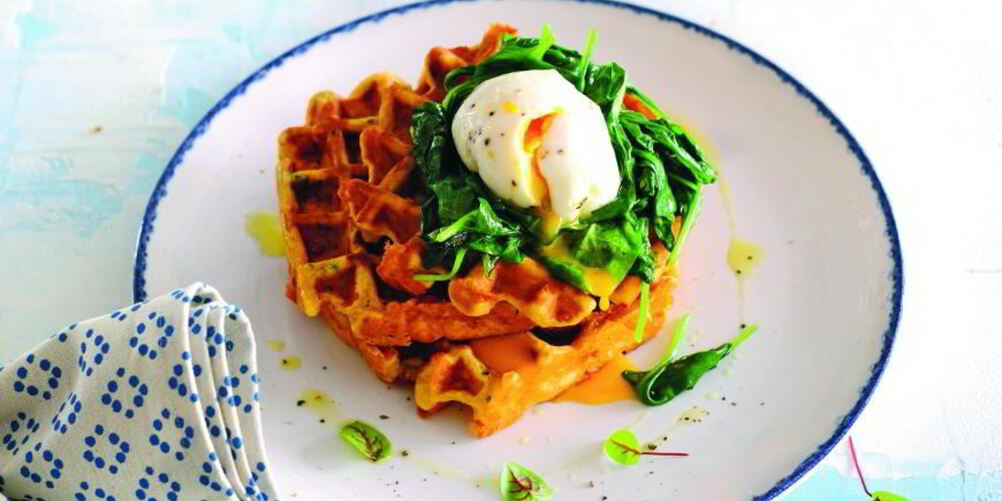 Рецепт зеленых сырных вафель со шпинатом и яйцом-пашот