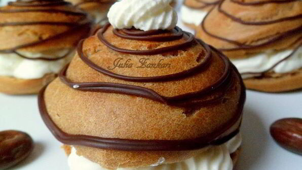 мини-торт из мокко-профитролей со сливочным кремом, кофейным муссом и белым шоколадом