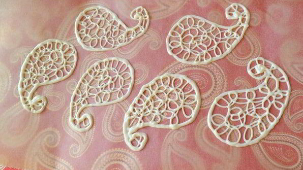 мини-торт из мокко-профитролей со сливочным кремом, кофейным муссом и белым шоколадом