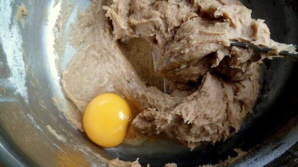 мини-торт из мокко-профитролей со сливочным кремом, кофейным муссом и белым шоколадом