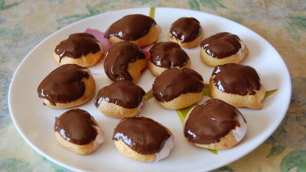 мини-эклеры с клубничным кремом