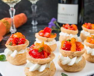 Перевернутые профитроли с сырным кремом и перцем