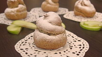 Профитроли из льняной муки с яблочно-карамельным муссом