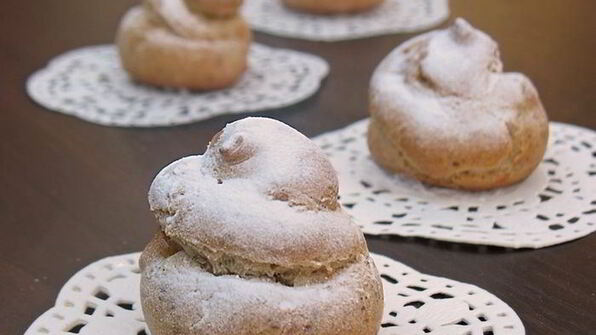 профитроли из льняной муки с яблочно-карамельным муссом