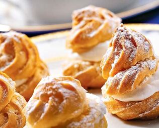 Профитроли с апельсиновым желе и взбитыми сливками