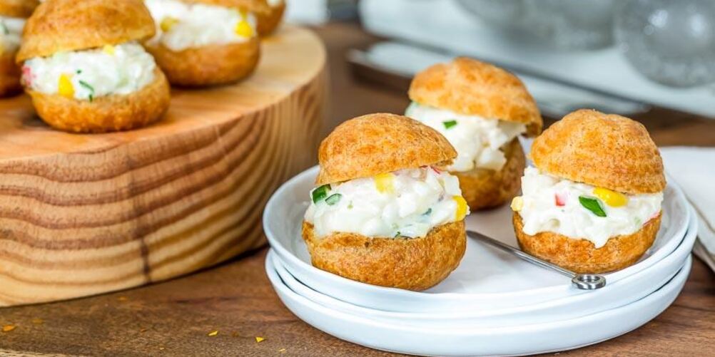 Рецепт профитролей с начинкой из крабового салата