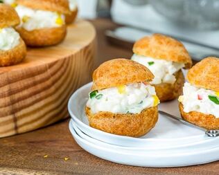 Профитроли с начинкой из крабового салата