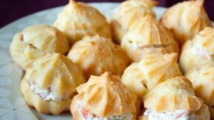 Профитроли со сливочным сыром и лососем