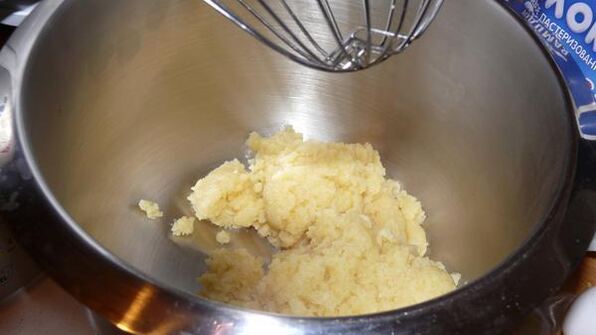 торт башня из профитролей