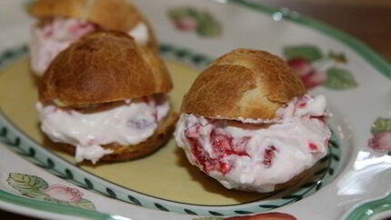 Эклеры с малиной и взбитыми сливками