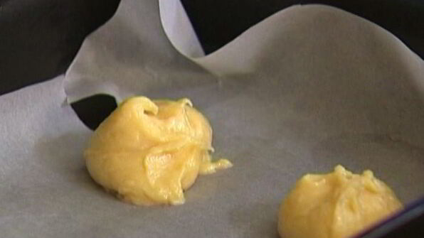 эклеры с малиной и взбитыми сливками