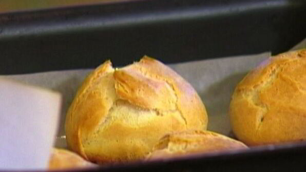 эклеры с малиной и взбитыми сливками