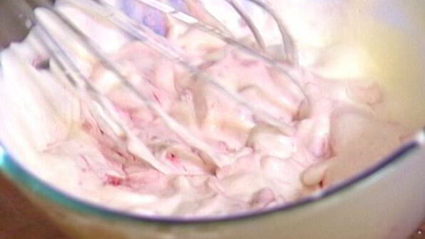 эклеры с малиной и взбитыми сливками