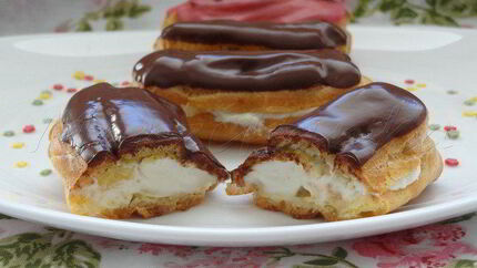 Эклеры с темным шоколадом