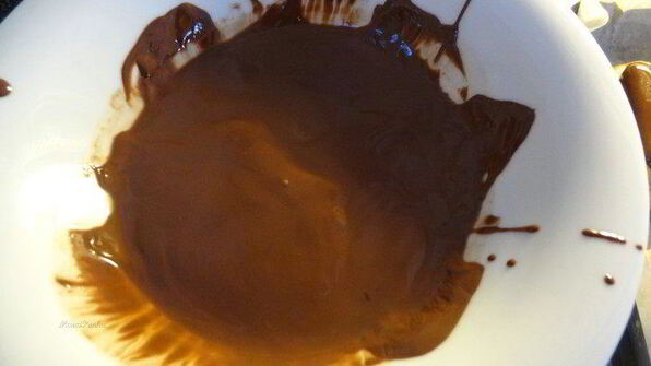 эклеры с темным шоколадом