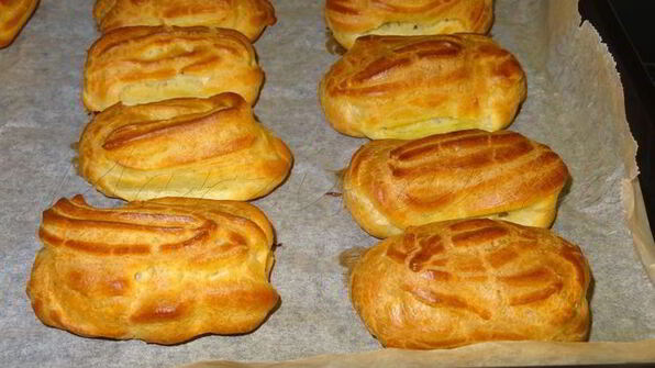 эклеры с темным шоколадом