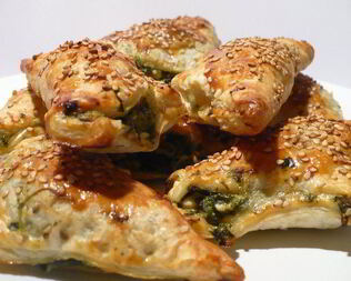 Закусочные слойки с фетой и шпинатом