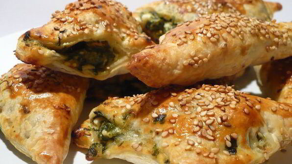 закусочные слойки с фетой и шпинатом