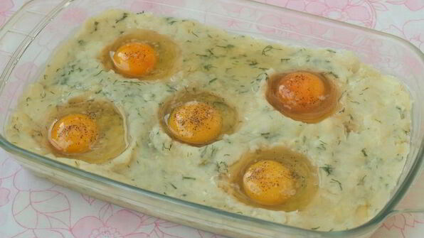 картофельная запеканка с яичницей