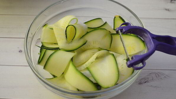 мясная запеканка с капустой в кабачковой шубе