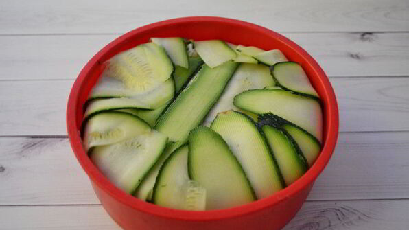 мясная запеканка с капустой в кабачковой шубе