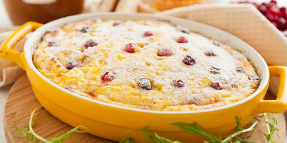 Рецепт творожной запеканки с клюквой и изюмом