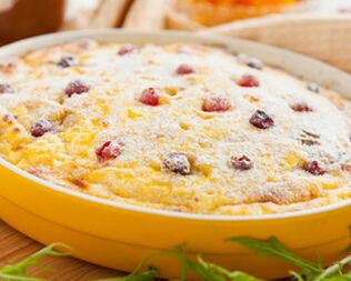 Творожная запеканка с клюквой и изюмом