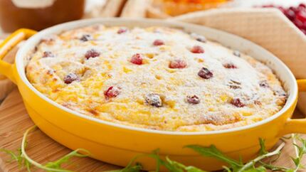 Творожная запеканка с клюквой и изюмом