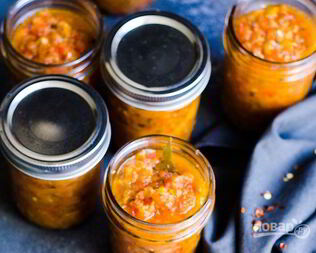 Аджика из помидоров, перца и яблок на зиму