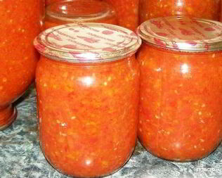 Аджика из помидоров, яблок и перца