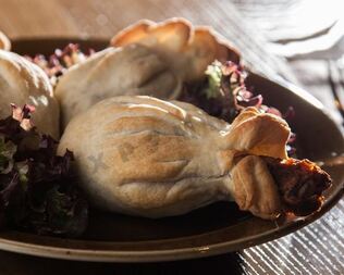 Куриные голени с аджикой в слоеном тесте