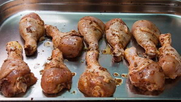 куриные голени с аджикой в слоеном тесте