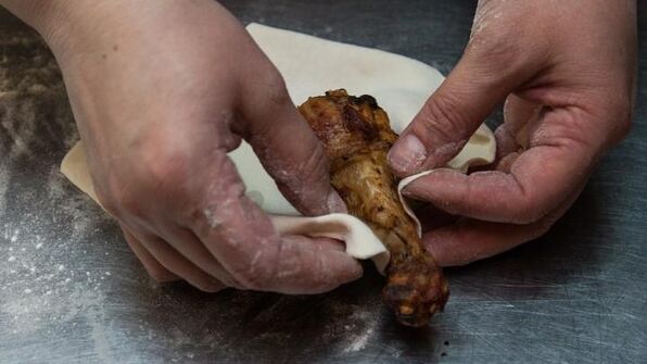 куриные голени с аджикой в слоеном тесте