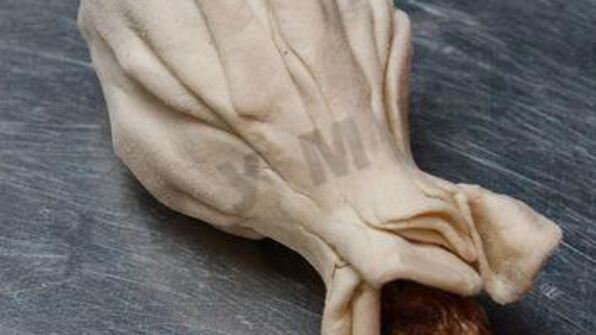 куриные голени с аджикой в слоеном тесте