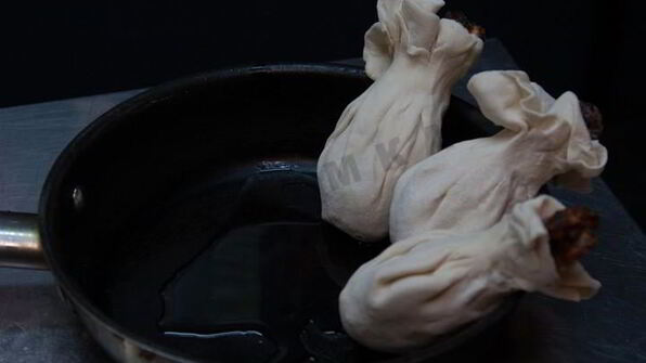 куриные голени с аджикой в слоеном тесте