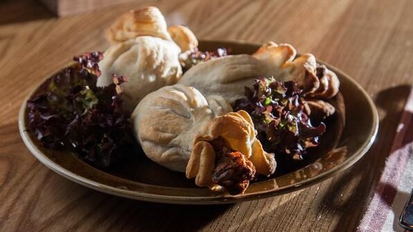 куриные голени с аджикой в слоеном тесте