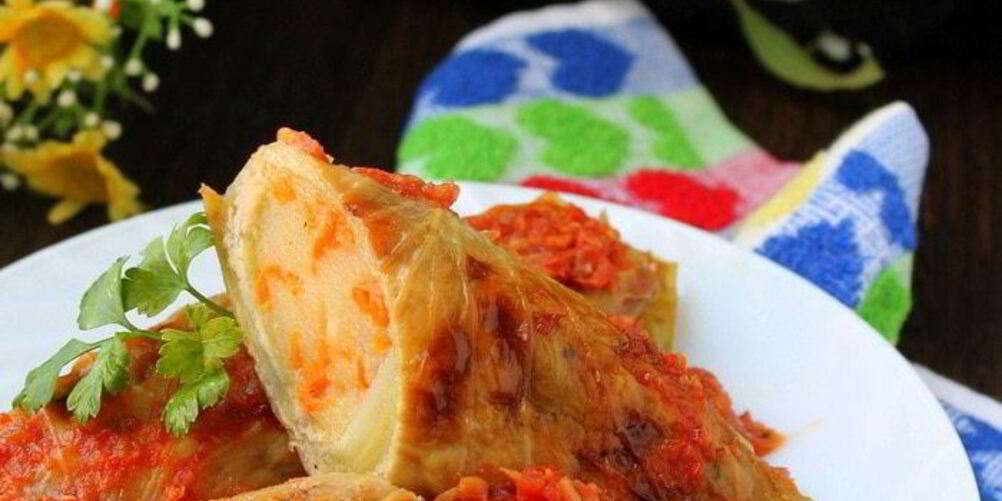 Рецепт рулетиков из капусты, запеченные в аджике