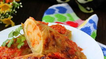 Рулетики из капусты, запеченные в аджике