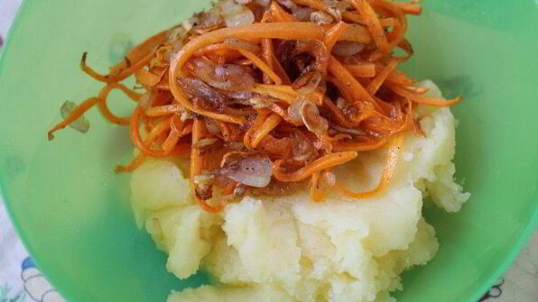 рулетики из капусты, запеченные в аджике