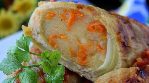 рулетики из капусты, запеченные в аджике