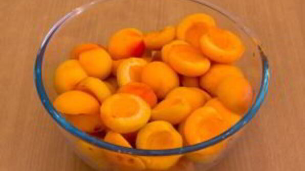 абрикосовый джем с миндальными лепестками