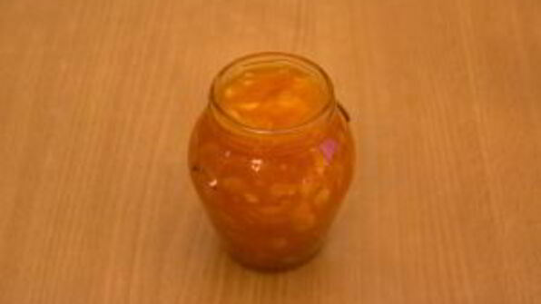 абрикосовый джем с миндальными лепестками